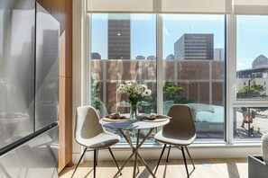 Dining - Sleeps 64 | Rooftop Pool + Spa + Fitness Studio + Bay Views + Walk to Dining (San Diego)