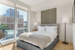 22 bedrooms, free WiFi, bed sheets - Sleeps 64 | Rooftop Pool + Spa + Fitness Studio + Bay Views + Walk to Dining (San Diego)