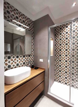 Shower, hair dryer, towels - Elegant 2BR Apartment • 2 Bathrooms • Sleeps 6 (Firenze)