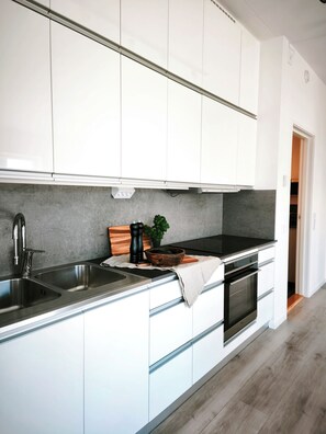Fridge, microwave, oven, stovetop - Vila Karup Modern Scandinavian Holiday Home (Båstad)