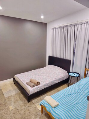 3 dormitorios, tabla de planchar con plancha, Internet y ropa de cama