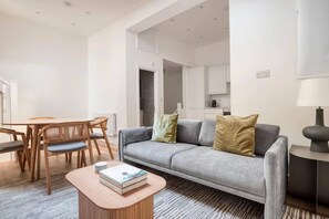 TV - Luxury Apartment in Knightsbridge (Greater London)