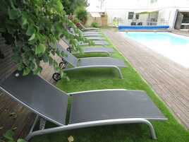 Una piscina al aire libre de temporada
