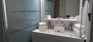 高級雙人房, 陽台 | 浴室