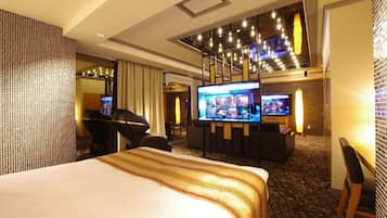 Luxury Double Room, Smoking, City View | Free WiFi