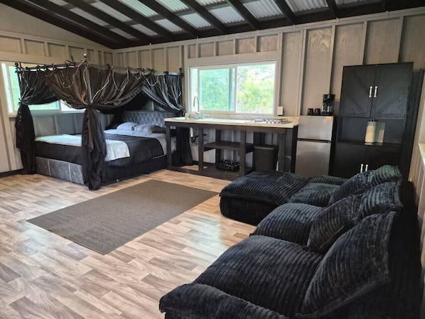 Una habitación acogedora con cama, escritorio, silla y armario.
