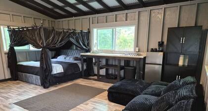 Jungle Lux Cabin - Private Retreat w/ AC & WiFi