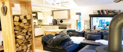 Smart TV, fireplace