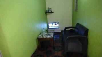 Suite, balcon, vue ville | Coin séjour