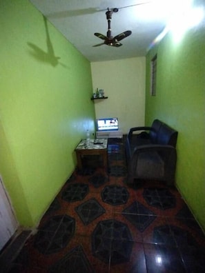 Suíte, sacada, vista para a cidade | Área de estar