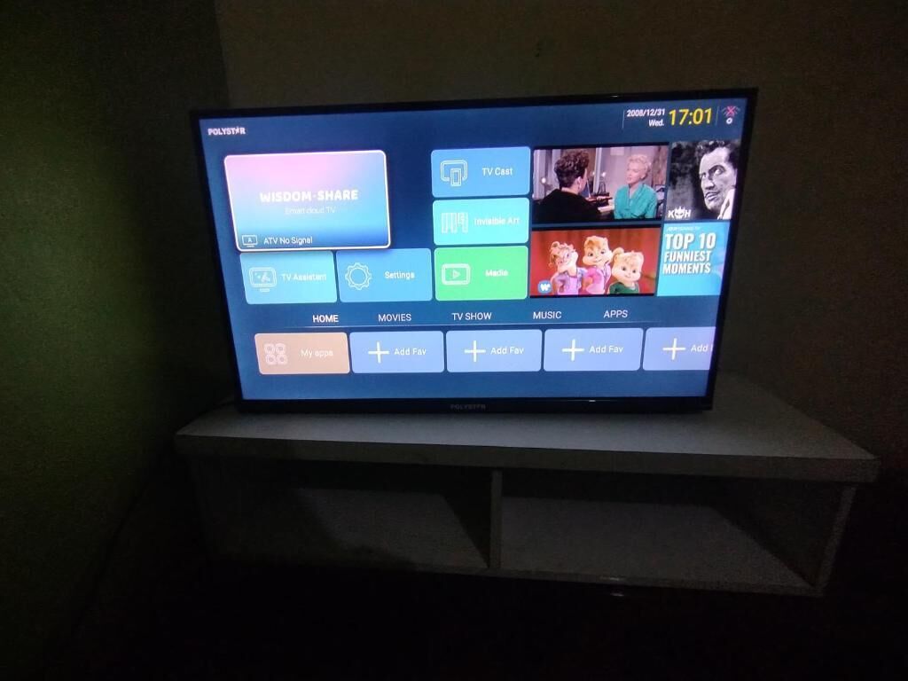 Una pantalla de televisión muestra una interfaz con varias opciones de menú y un indicador de fecha y hora.