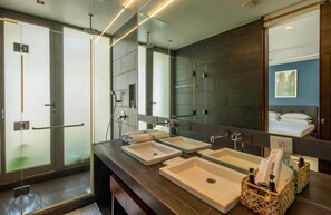 Hair dryer, towels, soap, toilet paper - Elegant 3Bhk Private Pool Villa Goa (HQFG+HW Parra, Goa)