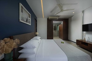 3 habitaciones, tabla de planchar con plancha, wifi y ropa de cama 