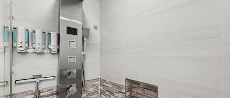 Secadora de cabello, toallas, jabón, papel de baño
