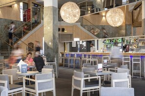Bar (on property) - Chic Triple Retreat with PlayStation (Tignes)