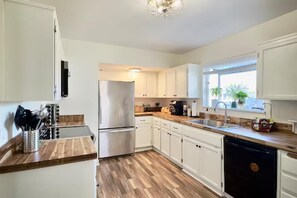 Private kitchen - Cozy Craftsman Home by 6th Ave. Entire home in Tacoma, Washington (Tacoma)