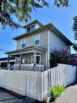 Exterior - Cozy Craftsman Home by 6th Ave. Entire home in Tacoma, Washington (Tacoma)