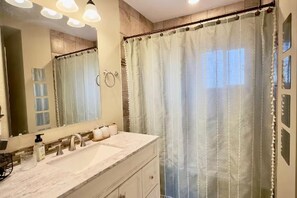 Ducha, secador de pelo, toallas, jabón