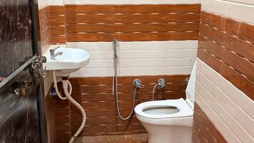 Habitación Deluxe con 1 cama doble o 2 individuales, balcón, vistas a la ciudad | Baño