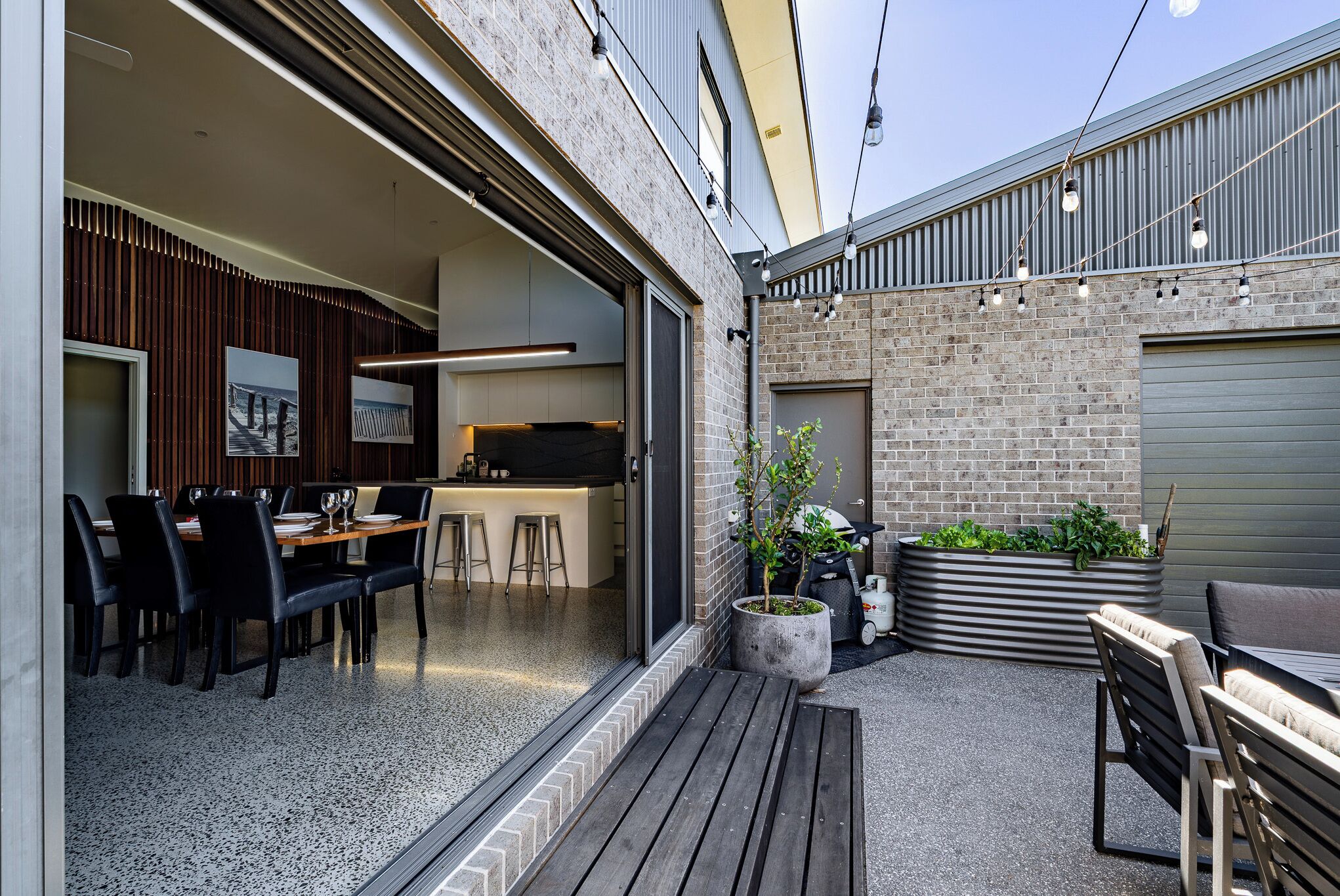 屋外ダイニングエリア