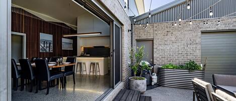 屋外ダイニングエリア