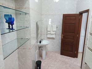 Deluxe-Vierbettzimmer, Balkon | Badezimmer