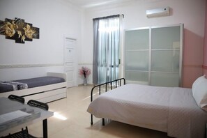 Deluxe vierpersoonskamer, balkon | Beddengoed
