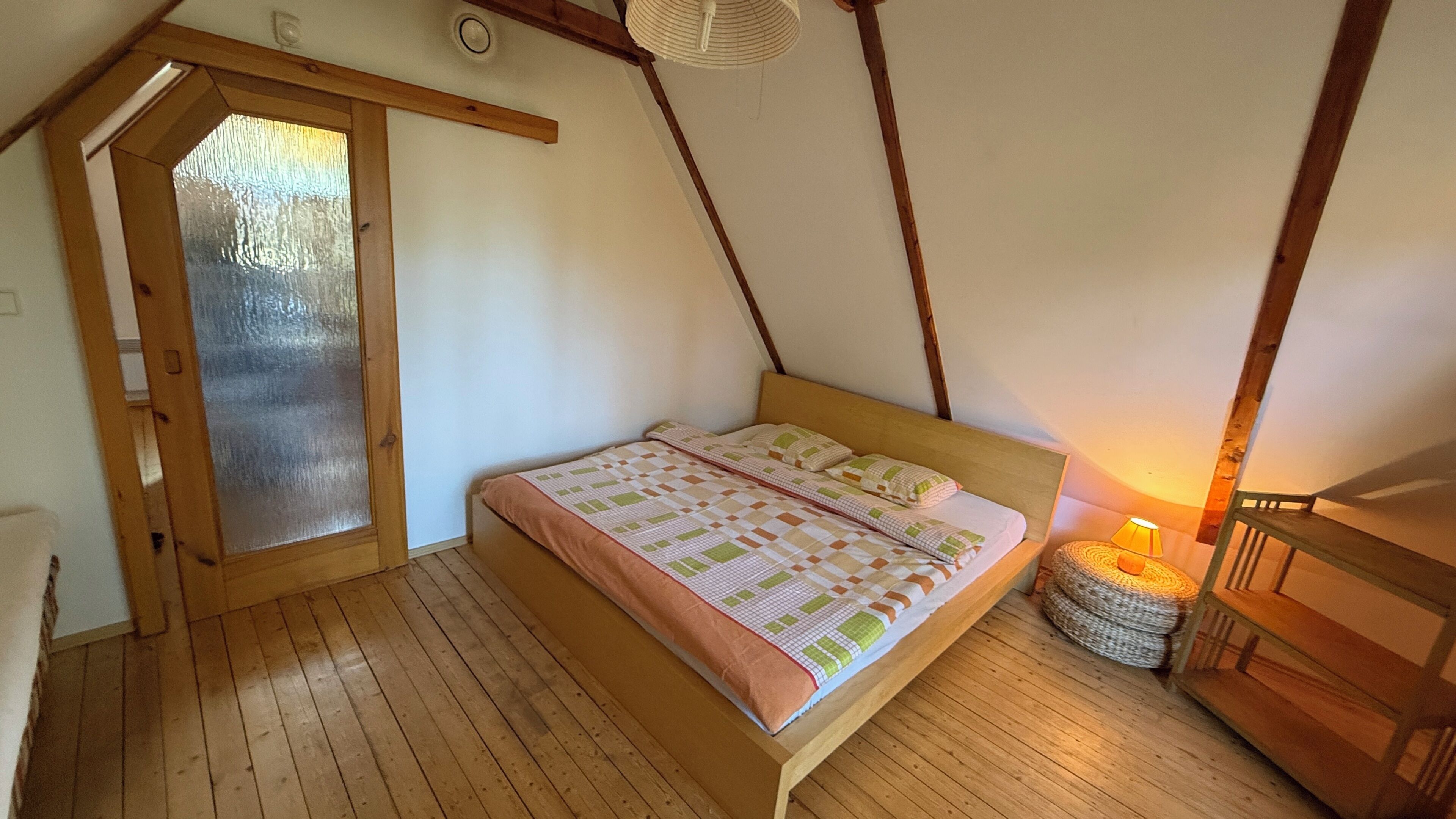 2 bedrooms, iron/ironing board, internet, bed sheets