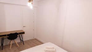 A room with a bed, a desk, and a chair. - Beautiful Apartment by the sea in Almeria (Almeria)