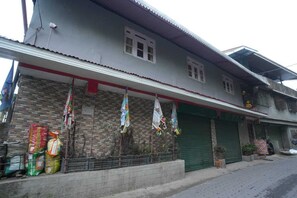 Vista frontal de la propiedad