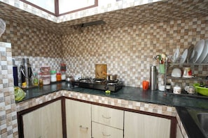 Shared kitchen facilities - Himavati Retreat Homestay (Darjeeling)