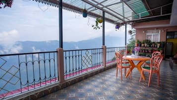 Standaard tweepersoonskamer, uitzicht op bergen | Terras