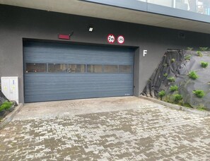 Geschlossene Garagentür mit Schild, das eine Höchsthöhe von 2 Metern und Flüssiggaslagerung anzeigt.