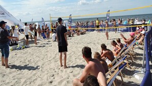 A beach volleyball game with spectators and players. - Comfortable Apartment, SPA Zone, Dziwnow (Dziwnów)