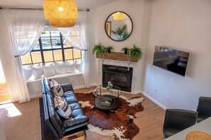 TV - Beautiful Scottsdale Remodeled Condo. Great Location! (Scottsdale)