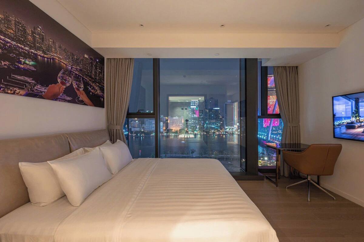 Habitación básica con 2 camas individuales, vistas a la ciudad