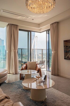 Habitación básica con 2 camas individuales, vistas a la ciudad | Zona de estar