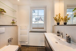 Dusche, Haartrockner, Handtücher