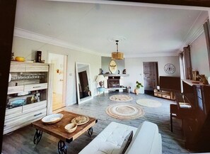 TV, fireplace - Large family villa near ocean and forest, heated pool, sleeps 14 (Messanges)