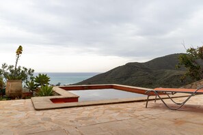 An infinity pool with a view of the ocean and hills. - Vacation Villa With sea Views in Mojacar (Mojacar)