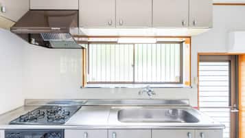 Comfort House, 2 Bedrooms, Courtyard View | Private kitchen