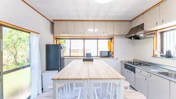 Comfort House, 2 Bedrooms, Courtyard View | In-room dining