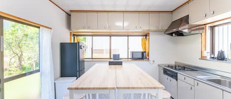 Comfort House, 2 Bedrooms, Courtyard View | In-room dining