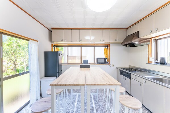 تناول الطعام داخل الغرفة