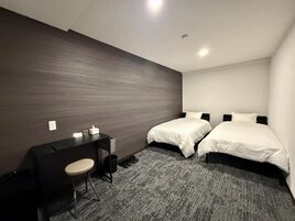 Escritorio, wifi gratis y ropa de cama 