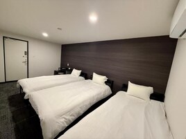 Escritorio, wifi gratis y ropa de cama 