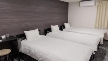 Quarto triplo standard | Escrivaninha, Wi-Fi de cortesia, roupa de cama
