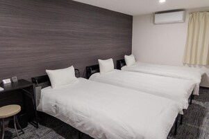 Escritorio, wifi gratis y ropa de cama 