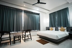 In-room safe, desk, soundproofing, free WiFi - HOTEL OBERON (Solapur)