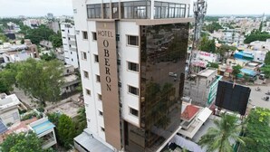 Un hôtel à plusieurs étages, reconnaissable à son enseigne bien visible où l’on peut lire « HÔTEL OBERON ».